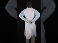 استخدام المستشفى / العيادة الملابس الحماية CPE المستخدمة لمرة واحدة مع الأصفاد الإبهام استخدام طبي عباءة بلاستيكية